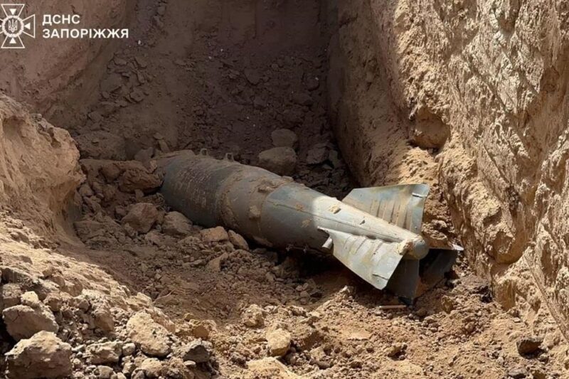 Росіяни скинули бомбу на пам’ятник льотчику на Запоріжжі – соцмережі
