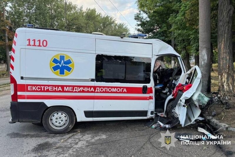 У Дніпрі “швидка” врізалась у стовп, загинув медик