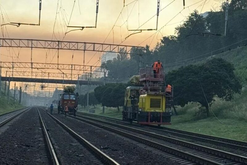 У Києві через нічну атаку пошкоджено залізницю: потяги затримуються