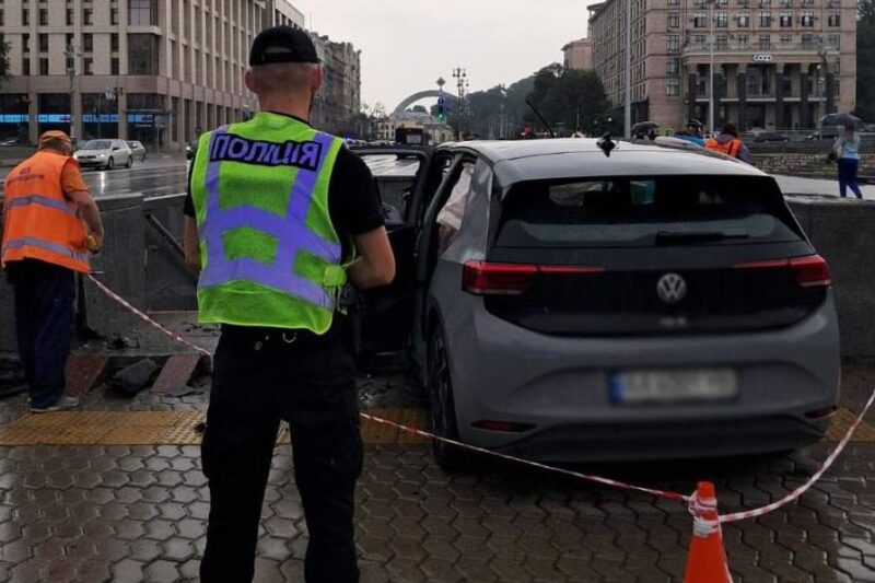 У Києві електромобіль влетів у підземний перехід, водія госпіталізовано
