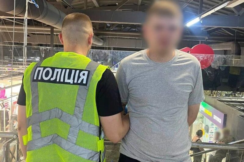У Києві повідомили про підозру чоловік, який влаштував різанину в ТРЦ