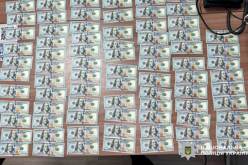 У Києві затримали жінку, яка на першому побаченні викрала майже $50 тис