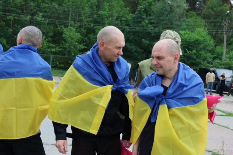Україна повернула з полону військових і цивільних