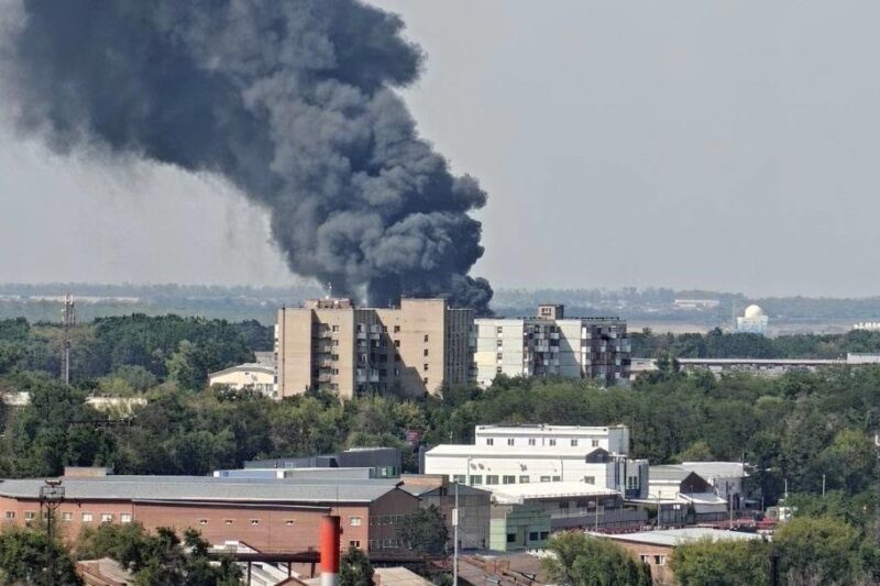 В Ростові на складі спалахнула величезна пожежа