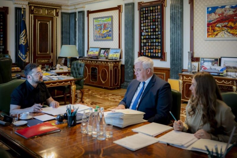 Зеленський призначив 16 нових послів України