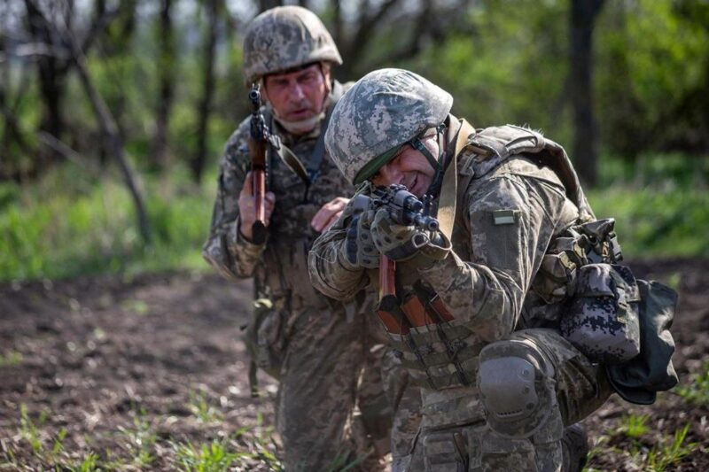 Зеленський схвалив військові контракти 60+