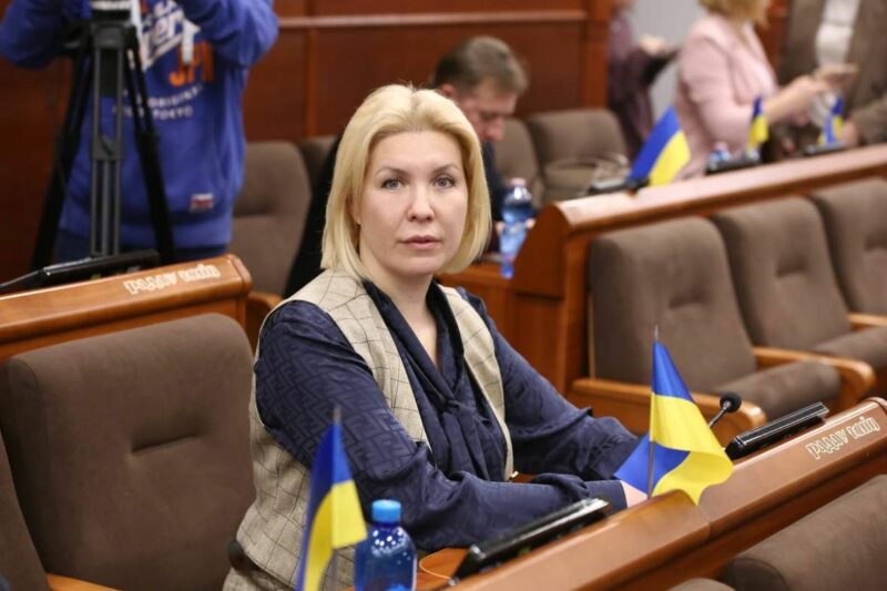 «Службовий» релакс: як чиновниця КМДА Міра Смірнова рятує імідж держави з шезлонга біля океану