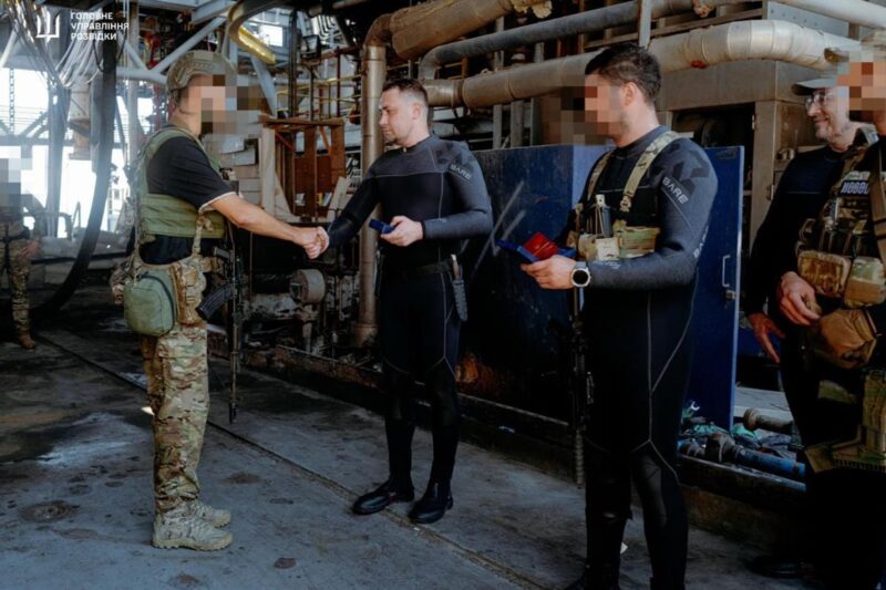 Буданов перевірив позиції на Зміїному та газових “вишках” у Чорному морі