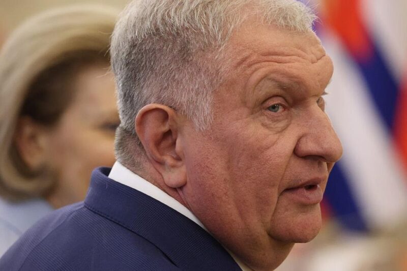 Чистий прибуток Роснєфті впав майже на 70%.