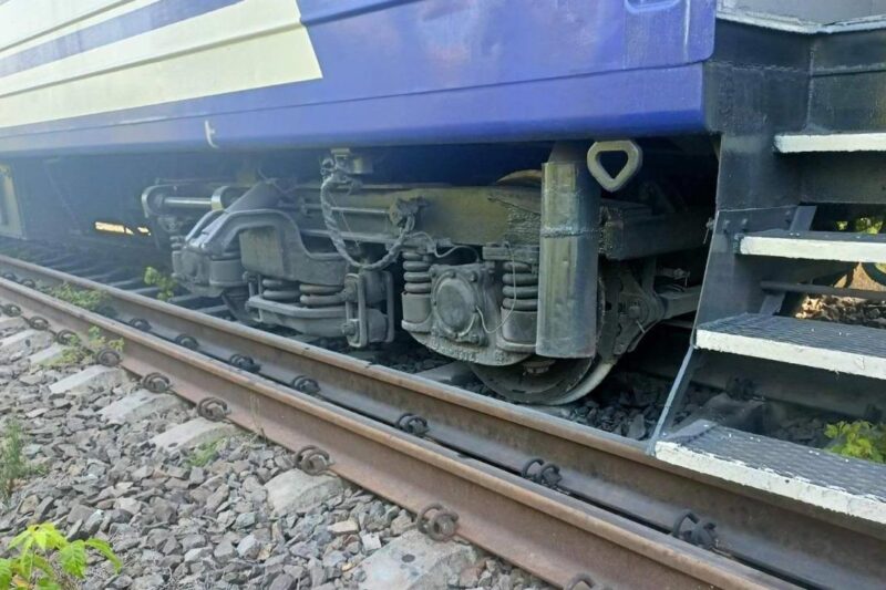 На Закарпатті зійшли з рейок три вагони потяга Запоріжжя-Солотвино