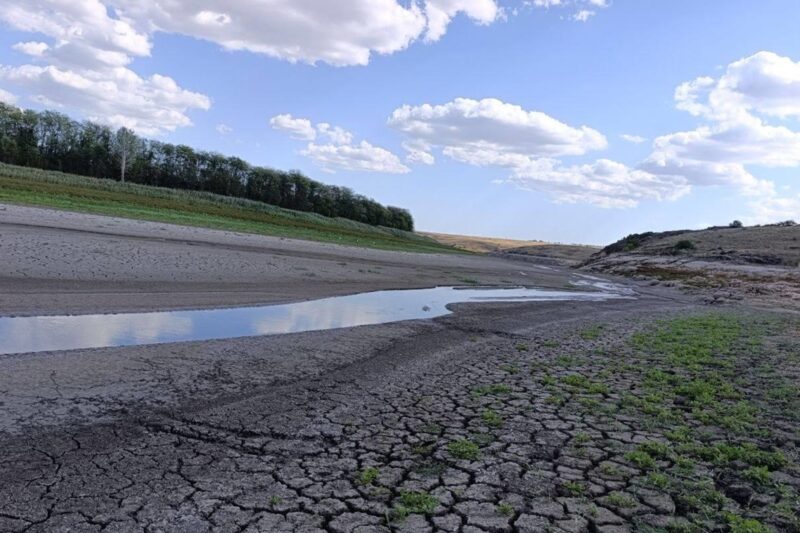 Поблизу Маріуполя повністю обміліло водосховище
