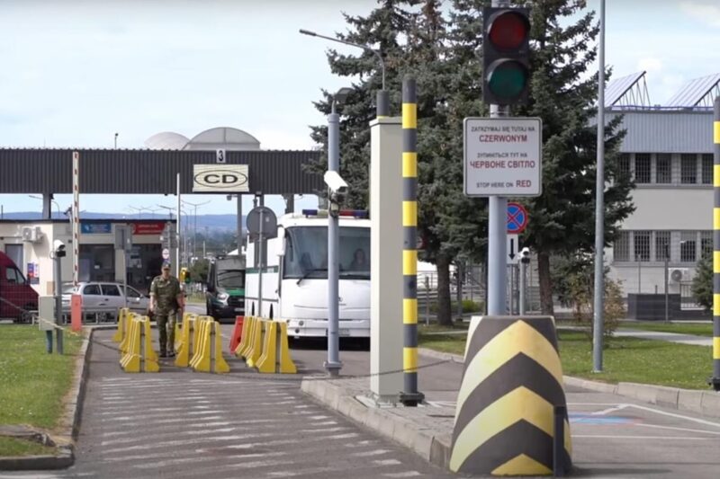 Польща видворила 15 “небезпечних” українців