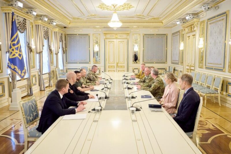 Президент зустрівся з командуванням армії Британії
