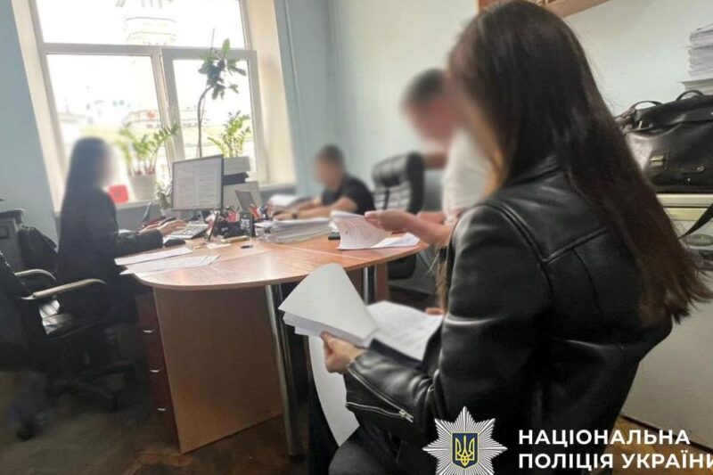 Судитимуть нотаріуса, яка з-за кордону через подругу вела бізнес в Україні
