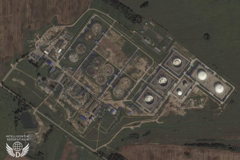 Супутникові знімки показали масштаб пожежі на російському НПЗ
