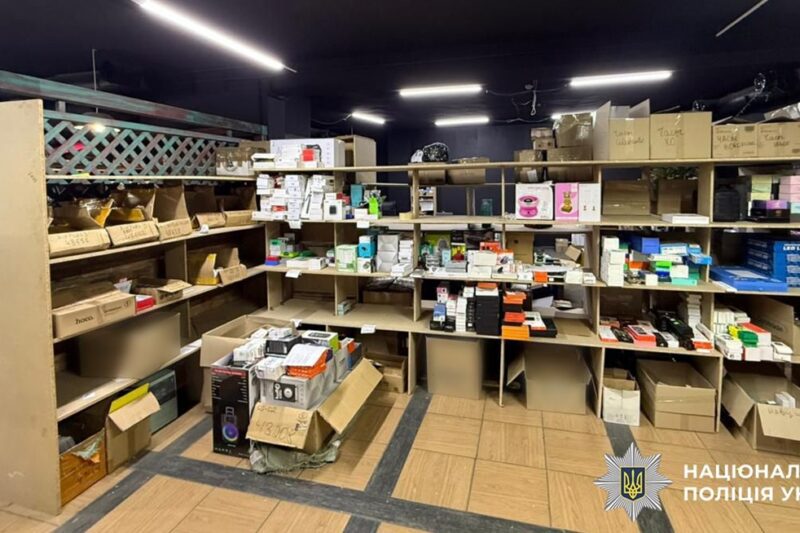 У Дніпрі викрили схему продажу фейкових гаджетів відомого бренду