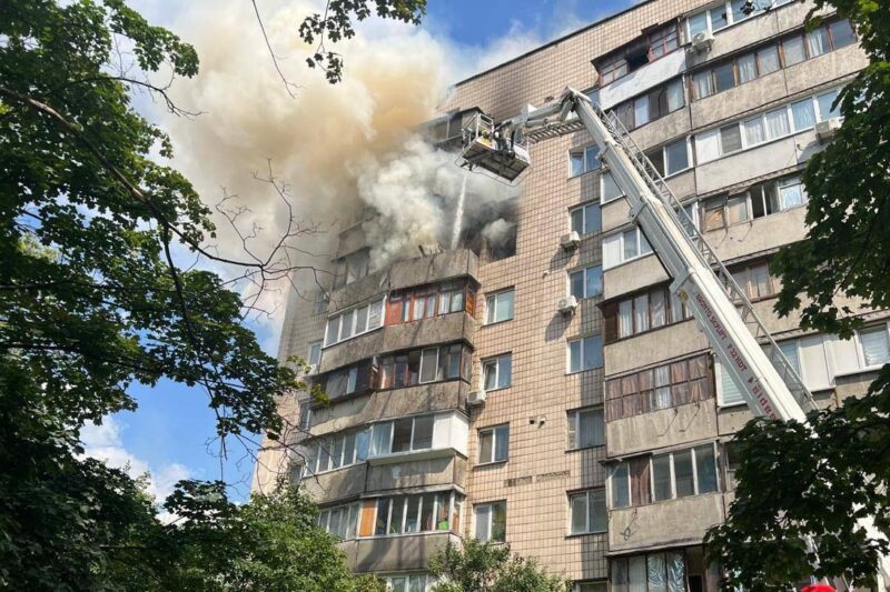 У Києві чоловік підірвав квартиру, щоб не впустити поліцію