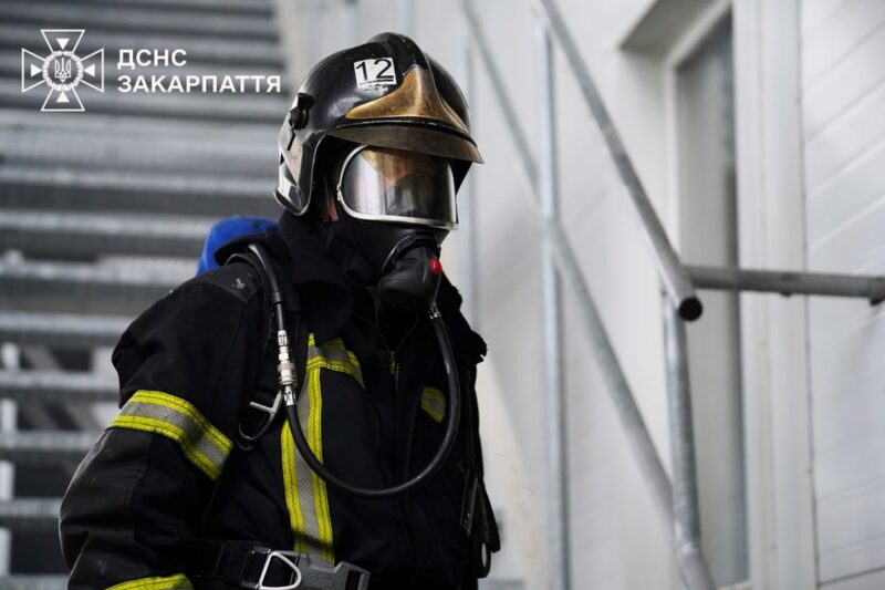 У Мукачево на третю добу загасили пожежу після удару РФ