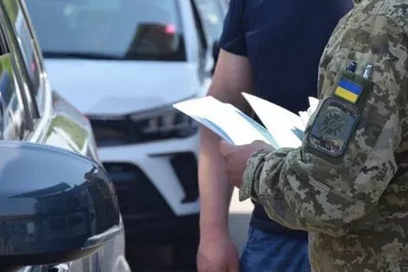 У Рівному шість осіб заблокували авто ТЦК і вимагали віддати мобілізованого