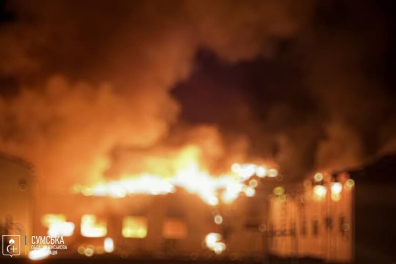 У Сумах після удару БПЛА спалахнула пожежа