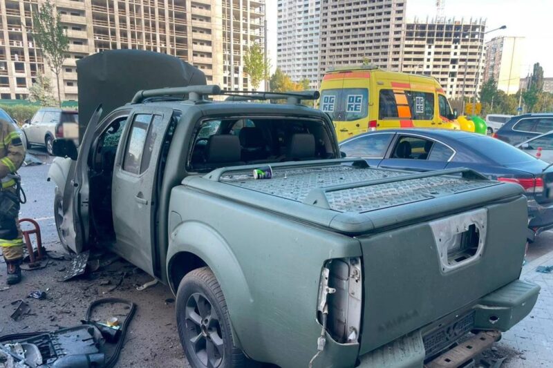 В Києві через невідомий пристрій вибухнуло авто