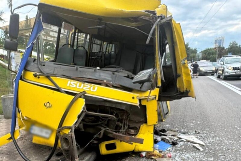 В Києві маршрутка врізалася в автобус на зупинці