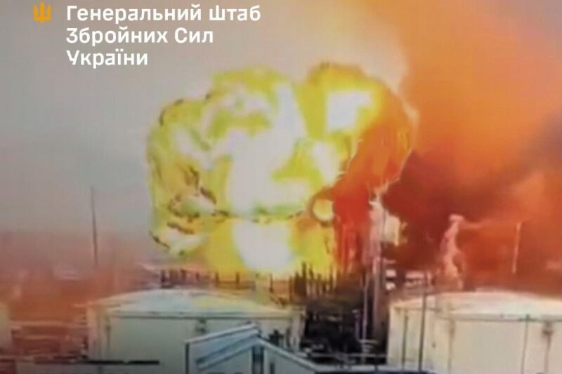 В Росії уражено порт, НПЗ і логістику – Генштаб