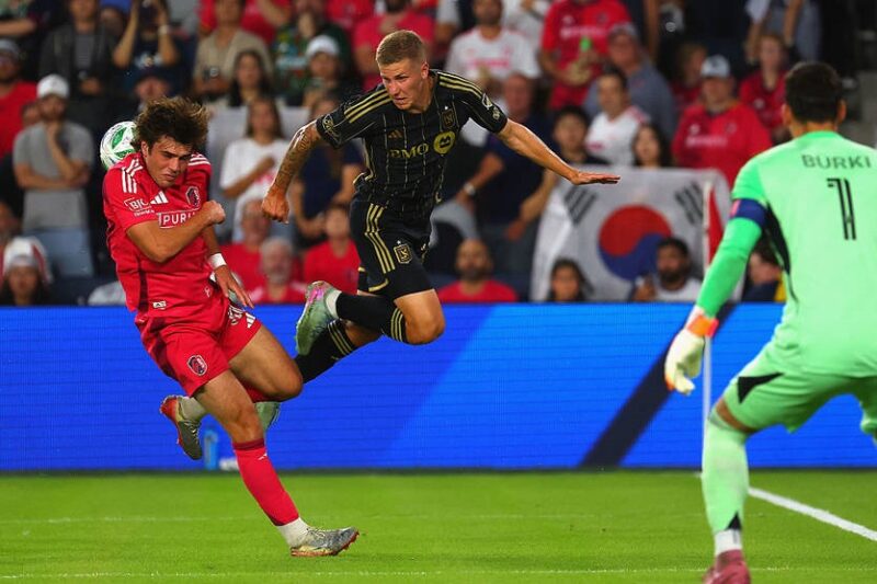 Два асисти українця &ndash; і Лос-Анджелес святкує велику перемогу в МЛС