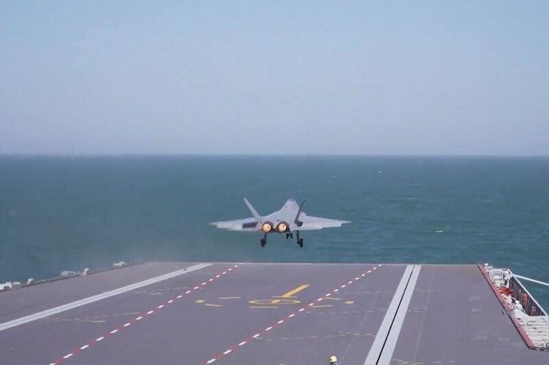 Китай уперше показав зліт винищувача J-15T з авіаносця Фуцзянь
