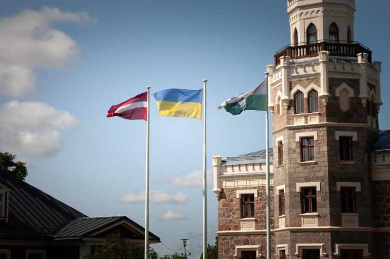 Латвія закупить в США зброю для України