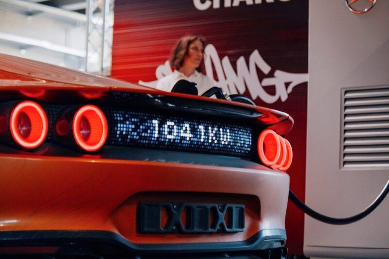 Mercedes AMG представила мегаватну зарядку для електромобілів
