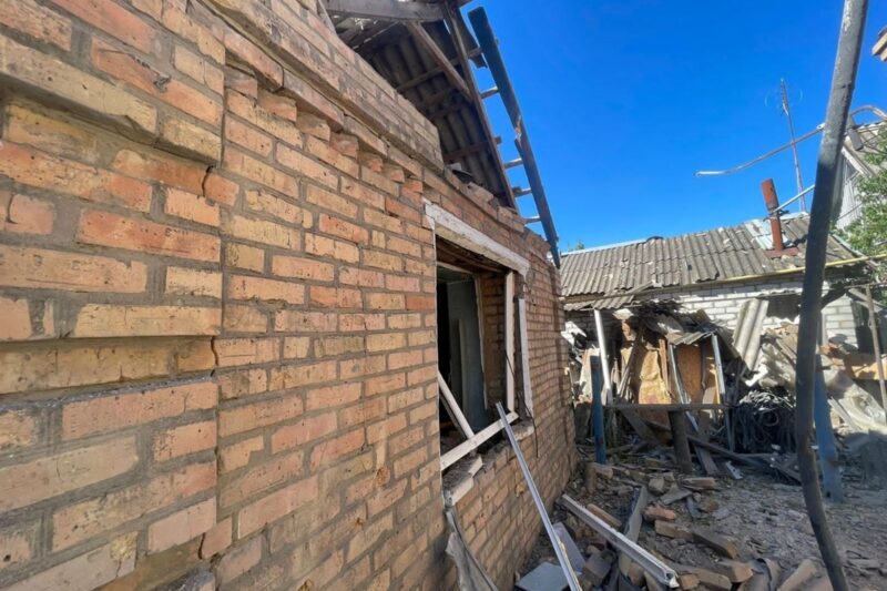 На Дніпропетровщині через обстріл загинула жінка, поранені двоє чоловіків
