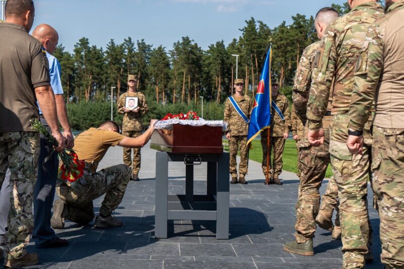 На НВМК поховали першого упізнаного захисника