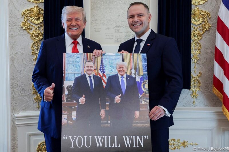 Навроцький показав подарунок, який отримав від Трампа
