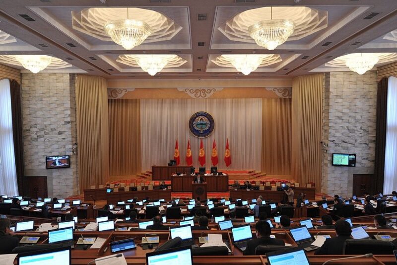 Парламент Киргизстану вперше в історії підтримав саморозпуск