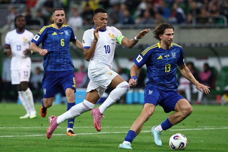 Переможні французи збиткують над збірною України з рахунком 2:0