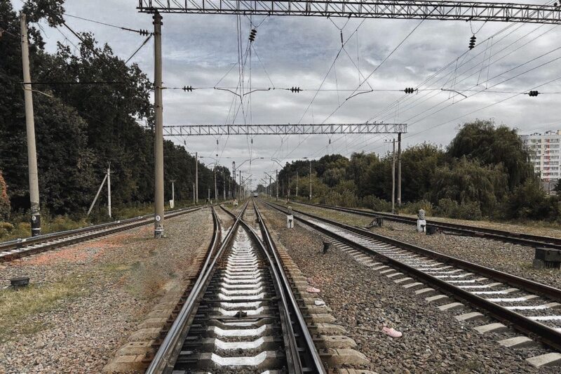 Під Києвом пасажирський поїзд на смерть збив пенсіонерку