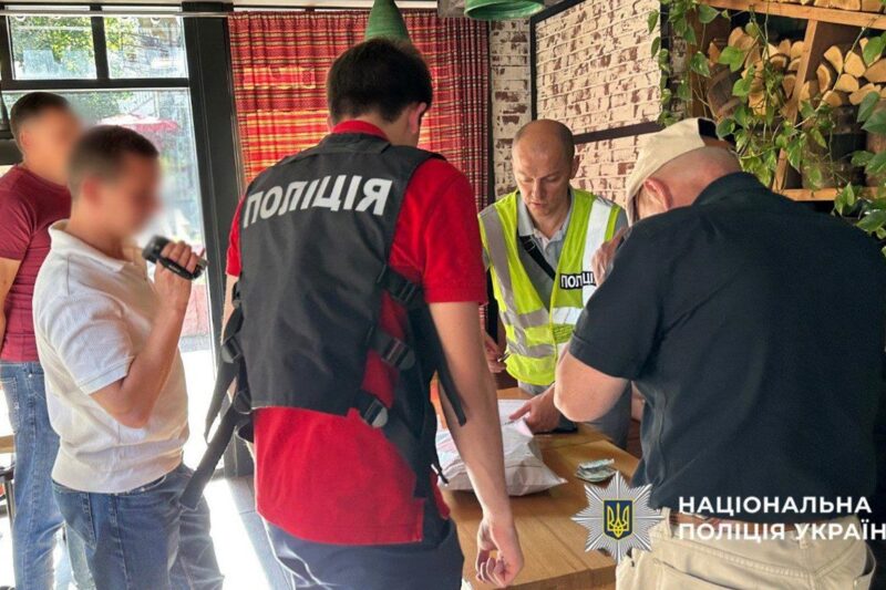 Продавав “бронь” за $10 000: у Києві затримали посадовця Міноборони