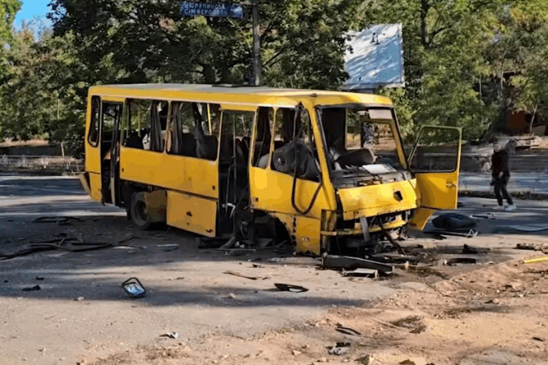 Росіяни обстріляли Херсон: влучили в маршрутку