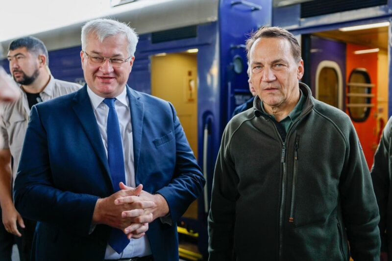Сікорський прибув у Київ і дав відповідь Трампу