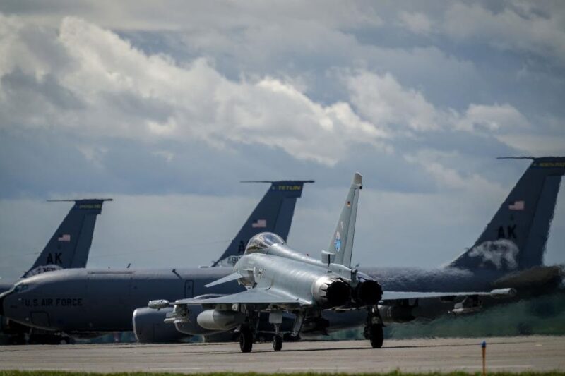 США “відпрацювали” бомбові удари неподалік кордону РФ в Арктиці