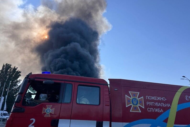 У Дніпрі вирує масштабна пожежа