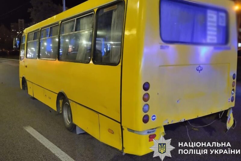 У Києві водій Mercedes напідпитку врізався в маршрутку