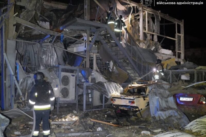 У Запоріжжі два влучання, тисячі людей без світла