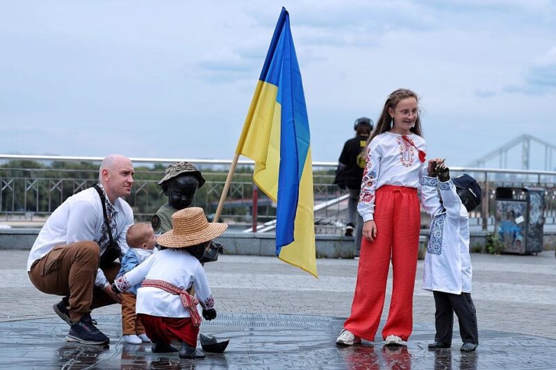 Українці незадоволені якістю життя, та відчувають в ньому сенс – опитування
