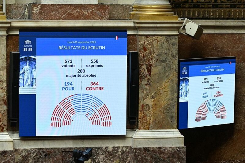Уряд Франції відправили у відставку