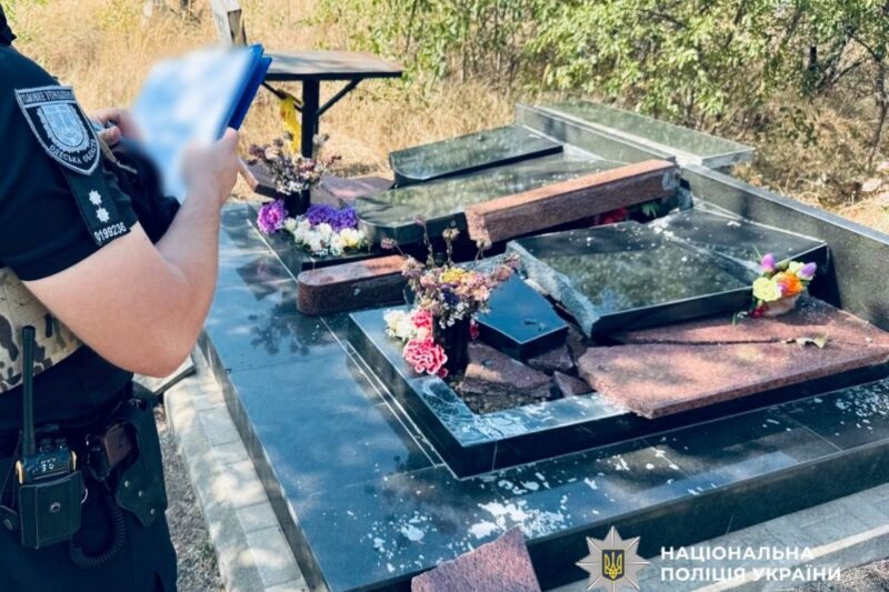 В Одесі чоловік пошкодив майже 30 пам’ятників на кладовищі