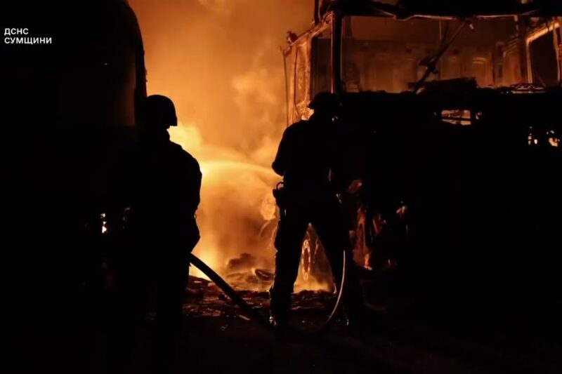 Суми: внаслідок атаки російськими БпЛА зафіксовано влучання по автомобільній стоянці