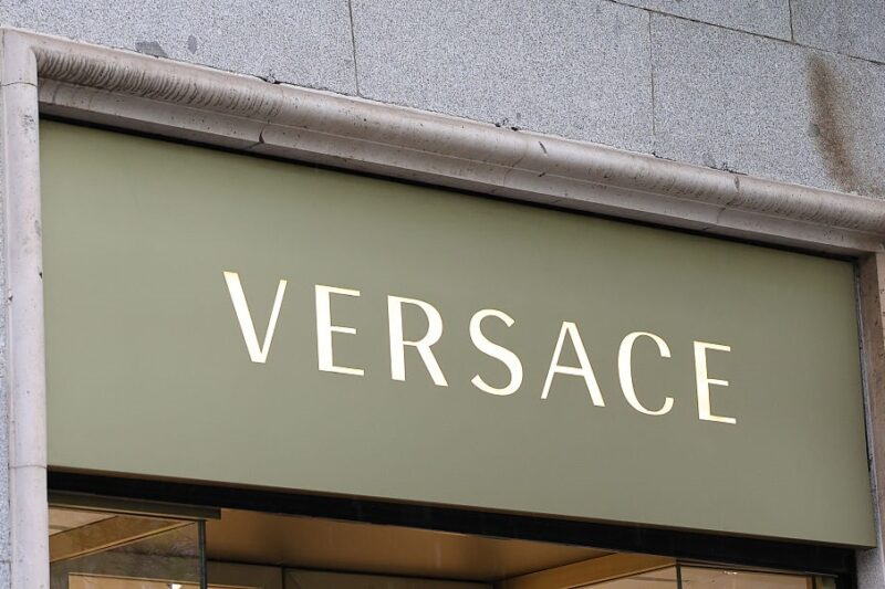 Єврокомісія дозволила купівлю Versace модним домом Prada