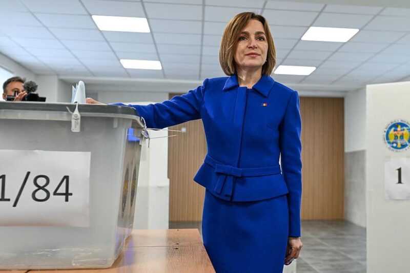 Зеленський привітав Санду з перемогою на виборах у парламент